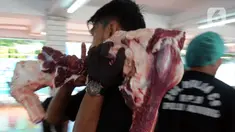 Petugas membawa potongan hewan kurban di Masjid Istiqlal, Jakarta, Sabtu (1/7/2023). Masjid Istiqlal menerima sumbangan 49 ekor sapi dan delapan kambing untuk dibagikan kepada masyarakat. (merdeka.com/Imam Buhori)