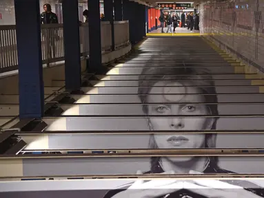 Instalasi seni yang memajang gambar David Bowie terlihat di stasiun kereta bawah tanah Broadway-Lafayette, New York City, Amerika Serikat, 19 April 2018. Gambar-gambar David Bowie terpampang di berbagai sudut stasiun dan di pintu masuk. (ANGELA WEISS/AFP)