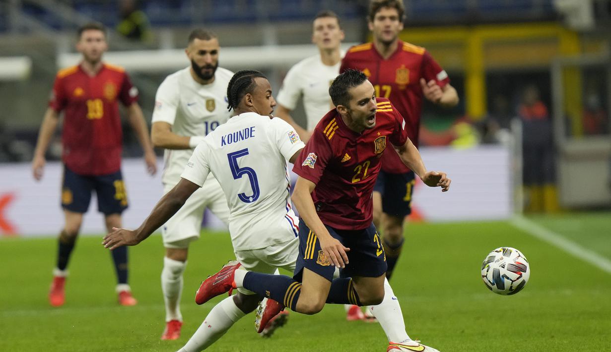 Jules Kounde. Bek tengah Prancis berusia 22 tahun ini mampu menjalankan perannya di lini pertahanan usai ditinggal tandemnya, Raphael Varane karena cedera. Tekel bersih dan intersep yang tepat mampu mengunci pergerakan beberapa penyerang Spanyol yang mengancam di muka gawang. (AP/Luca Bruno)