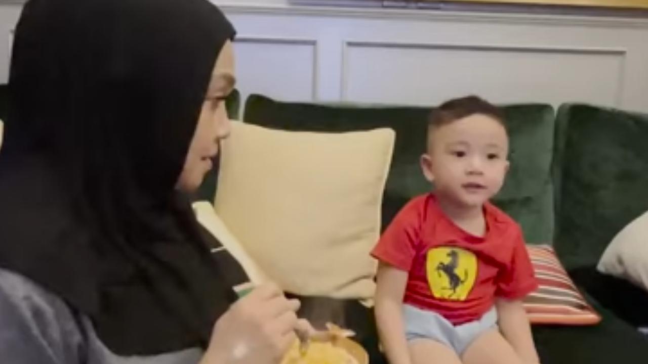 Potret Rayyanza Minta Banyak Mainan ke 'Bank Pusat' Rieta Amilia, Semua Langsung Dibeli Bikin Cipung Happy