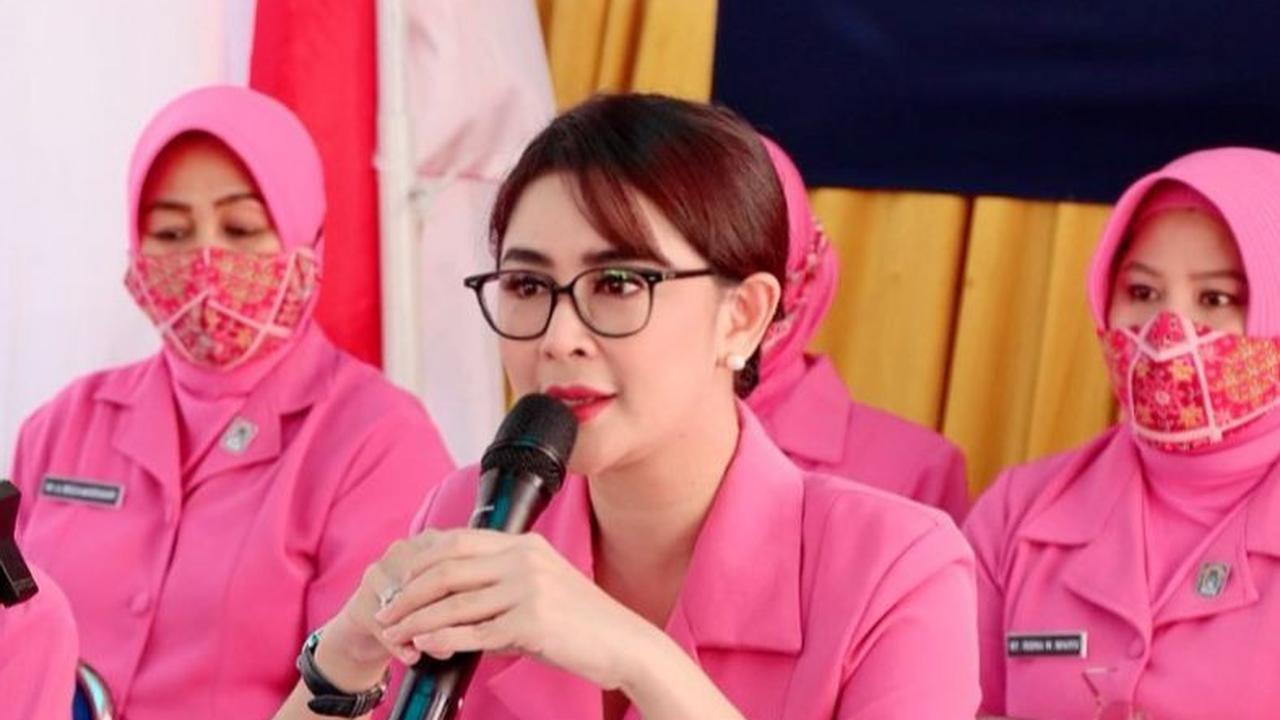 Uut Permatasari salah satu penyanyi dangdut ternama di Indonesia. Pada tahun 2003 namanya melambung diiringi lagu yang dinyanyikannya 'meledak' di pasaran. Sosoknya juga dikenal sebagai penyanyi yang punya goyangan khas disebut 'Ngecor'. Karena hal itu di