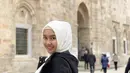 Dalam beberapa unggahan, Kevin Lilliana membagikan momen liburannya. Saat liburan ke Turki misalnya, ia tampil dalam balutan hijab sederhana. Kecantikan wanita 23 tahun ini pun terlihat natural. (Liputan6.com/IG/kevinlln)