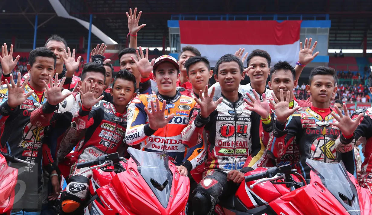 Marc Marquez berfoto bersama pembalap muda binaan AHM di sirkuit Sentul, Jawa Barat, Selasa (25/10). Selain coaching clinic para pembalap muda Indonesia tersebut melakukan test di sirkuit Sentul bersama sang juara Moto GP. (Liputan6.com/Angga Yuniar)