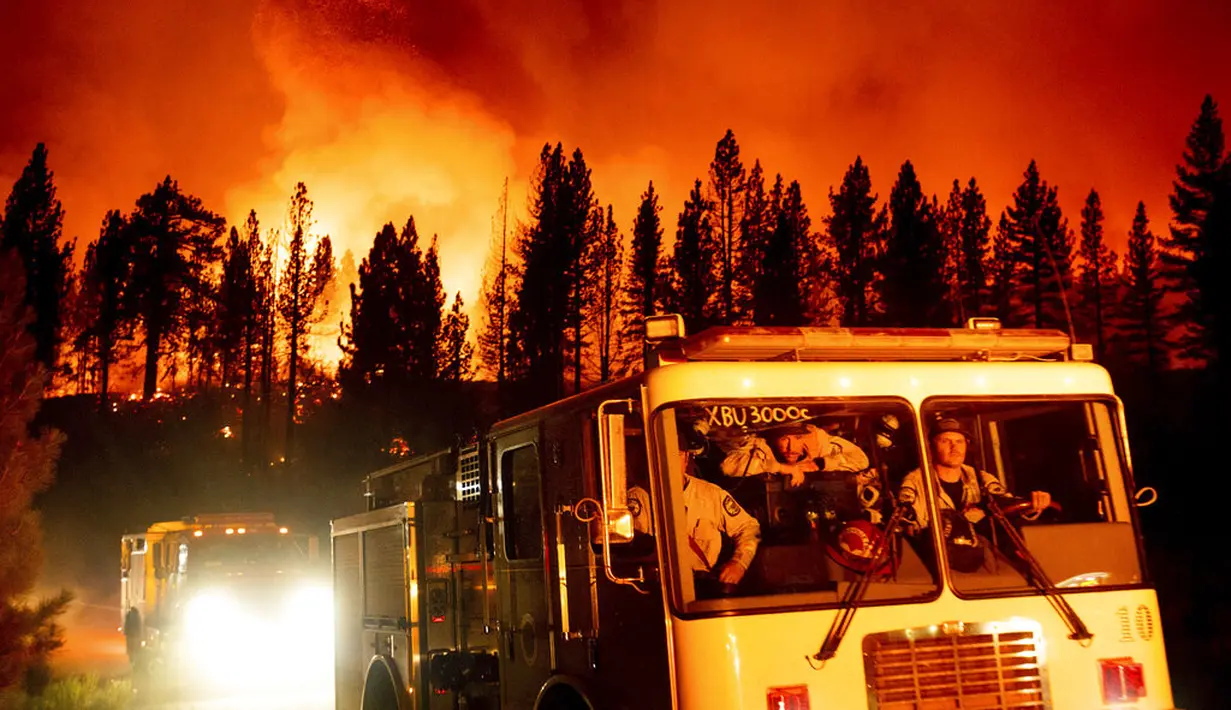 Petugas pemadam kebakaran tiba untuk memadamkan api dari Kebakaran Kompleks Beckwourth, yang membakar di Hutan Nasional Plumas, California (8/7/2021). Kebakaran ini dipicu gelombang panas serta vegetasi yang sangat kering. (AP Photo/Noah Berger)