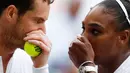 Petenis Andy Murray dan Serena Williams berbincang saat bertanding melawan Fabrice Martin dan Raquel Atawo pada pertandingan putaran kedua ganda campuran pada hari kedelapan Kejuaraan Wimbledon 2019 di All England Lawn Tennis Club di Wimbledon, London (9/7/2019). (AFP Photo/Adrian Dennis)