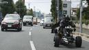 Pria misterius berumur 41 tahun, yang dipanggil Chibatman itu tampak mengendarai motor besar dengan tiga roda, Jepang, (31/8/14). (REUTERS/Yuya Shino)