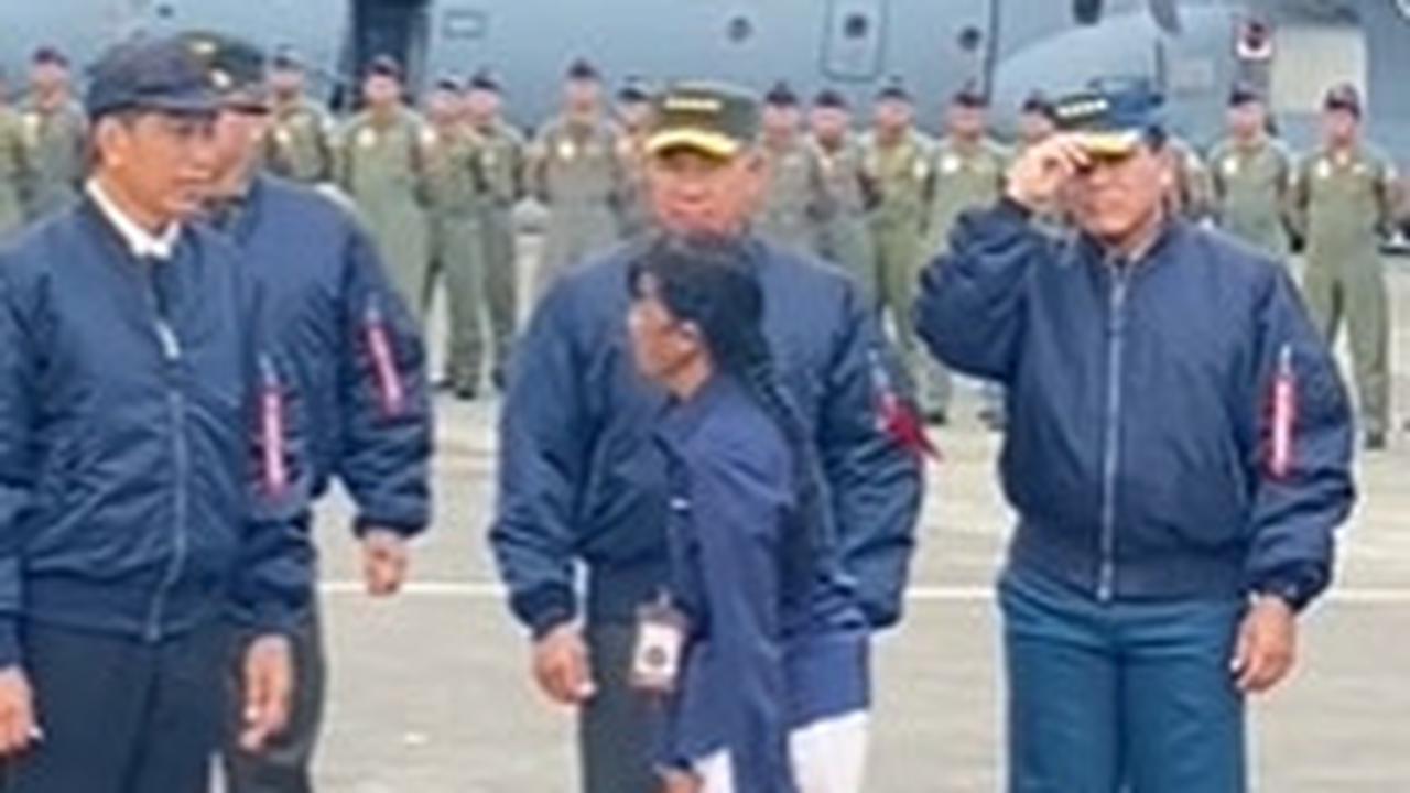 Beberapa warganet pun menyoroti sosoknya yang terbilang unik lantaran tak ada satupun Paspampres yang 'berani' menghalaunya.<br>