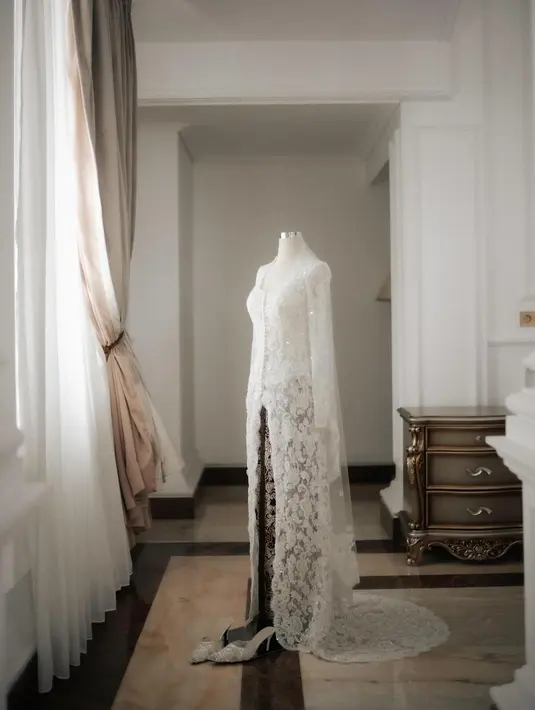 Melalui beberapa unggahan foto di akun Instagram pribadinya, Didiet Maulana menceritakan inspirasi di balik desain kebaya pengantin Susan Sameh. [Foto: Instagram/didietmaulana]