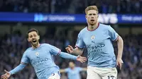 Pemain Manchester City Kevin De Bruyne (kanan) merayakan dengan Bernardo Silva setelah mencetak gol pembuka pada pertandingan sepak bola Liga Inggris antara Manchester City dan Arsenal di Etihad Stadium, Manchester, Inggris, Rabu (26/4/2023). (AP Photo/Dave Thompson)
