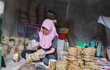 Dari Buruh Sawit Jadi Pengusaha: Kisah Siti Ubah Lidi Jadi Cuan