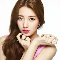 Tidak hanya suka bergaya imut, Suzy Miss A juga suka bergaya ng-rock dan seksi loh.

