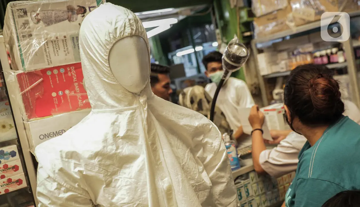 Baju pelindung dijual di Pasar Pramuka, Jakarta, Senin (2/3/2020). Pemerintah resmi mengumumkan dua pasein ibu (64) dan anak (31) terinfeksi wabah virus corona COVID-19 setelah berinteraksi dengan Warga Negara Jepang yang berkunjung ke Indonesia. (Liputan6.com/Faizal Fanani)