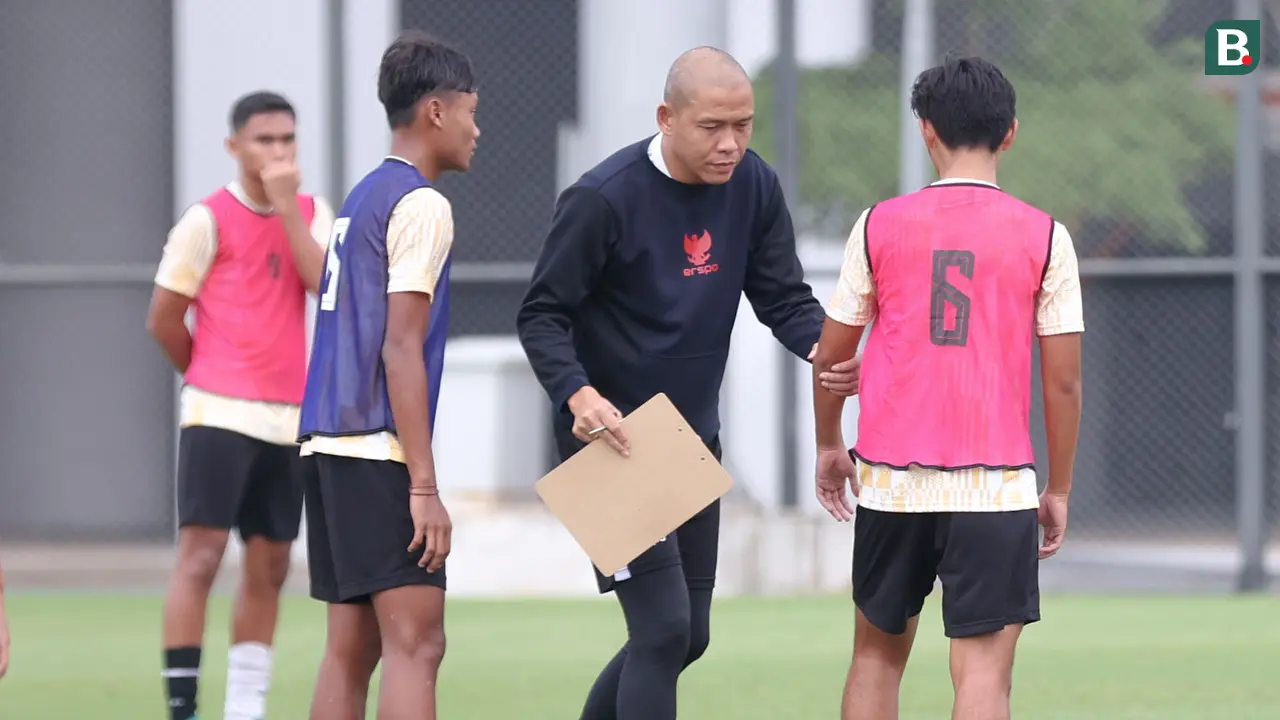 Foto: Melihat Tegasnya Nova Arianto saat Memimpin Latihan Timnas Indonesia U-16 di Jakarta International Stadium