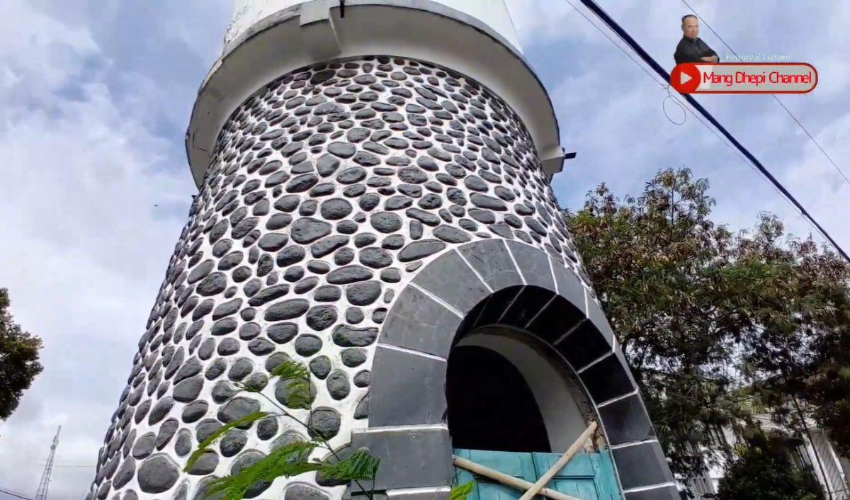 Terdapat Kursi Taman