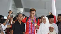 Tontowi Ahmad, dan keluarga di Terminal 3, Bandara Soekarno-Hatta, Jakarta, Selasa (23/8/2016). (Bola.com/Nicklas Hanoatubun)