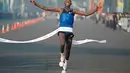 Pelari Kenya mencapai garis finish pertama dalam Lomba Lari Jakarta International 10 K yang diselenggarakan di Jakarta, Minggu (21/6) dalam rangka memperingati HUT Jakarta ke 428. (Antara)
