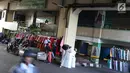 Pedagang berjualan di depan Gedung Pasar Tanah Abang, Jakarta, Jumat (22/6). Sebagian pedagang terpaksa menggelar lapak di luar gedung akibat belum dibukanya kembali Pasar Tanah Abang usai Lebaran. (Liputan6.com/Immanuel Antonius)