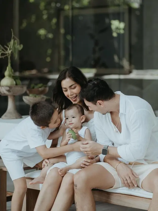 7 Potret Kebersamaan Keluarga Kecil Jessica Iskandar, Menikmati Senja dengan Naik Sepeda Listrik