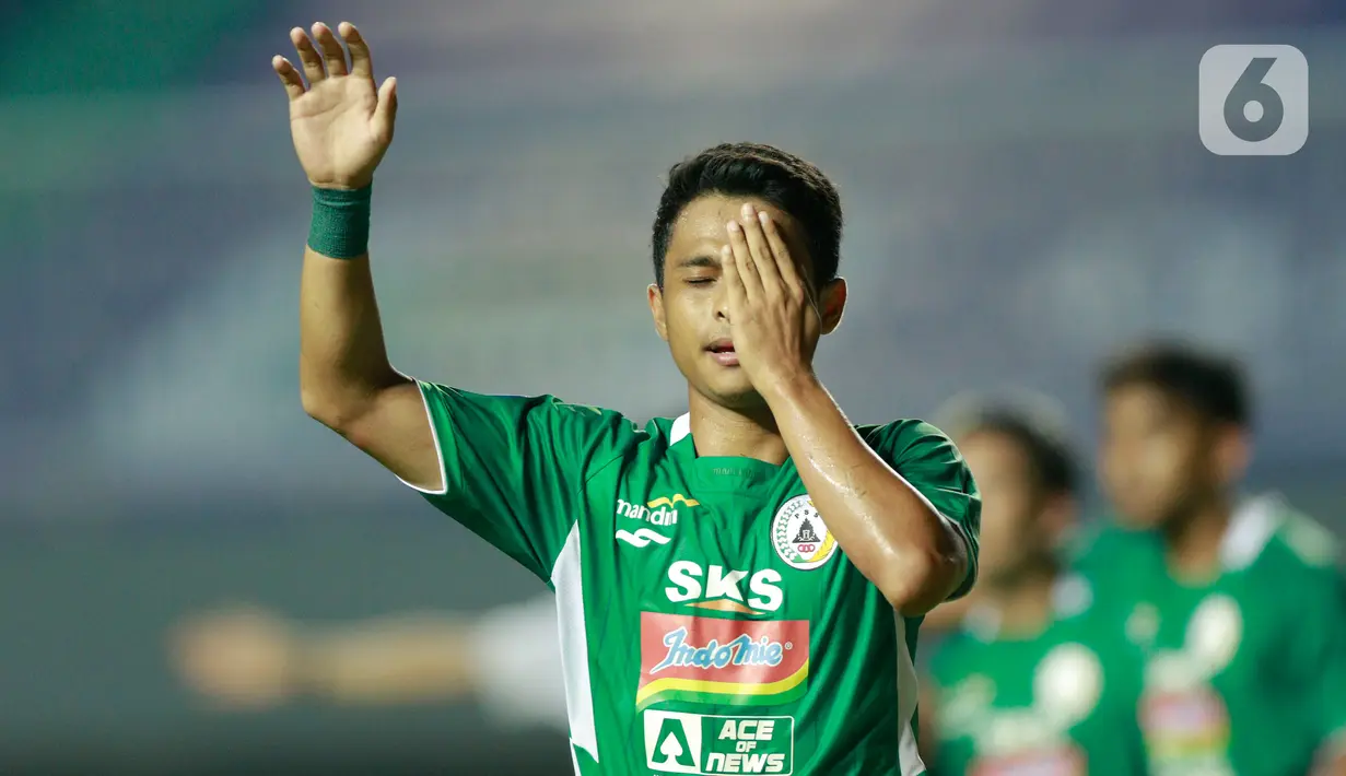 Pemain PSS Sleman, Irkham Milla, melakukan selebrasi usai mencetak gol ke gawang Persija Jakarta pada pertandingan BRI Liga 1 2021 di Stadion Pakansari, Bogor, Minggu (5/9/2021). Kedua tim bermain imbang 1-1. (Bola.com/M Iqbal Ichsan)