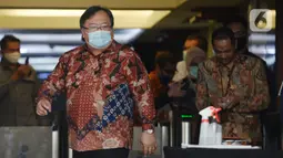 Menteri Riset dan Teknologi / Kepala Badan Riset Teknologi Inovasi Nasional (BRIN) Bambang Brodjonegoro usai melakukan pertemuan di gedung KPK, Jakarta, Selasa (16/6/2020). Pertemuan membahas mengenai hal terkait pendanaan penelitian riset teknologi inovasi. (merdeka.com/Dwi Narwoko)