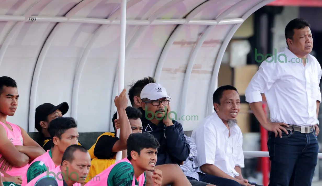 Dr Arief Yuli Wibowo (kanan) manajer sekaligus merangkap pelatih PSS Sleman pada turnamen sepak bola Bali Island 2016 di Stadion Gelora Samudra, Kuta Bali, Selasa (23/2/2016).  (Bola.com/Peksi Cahyo)