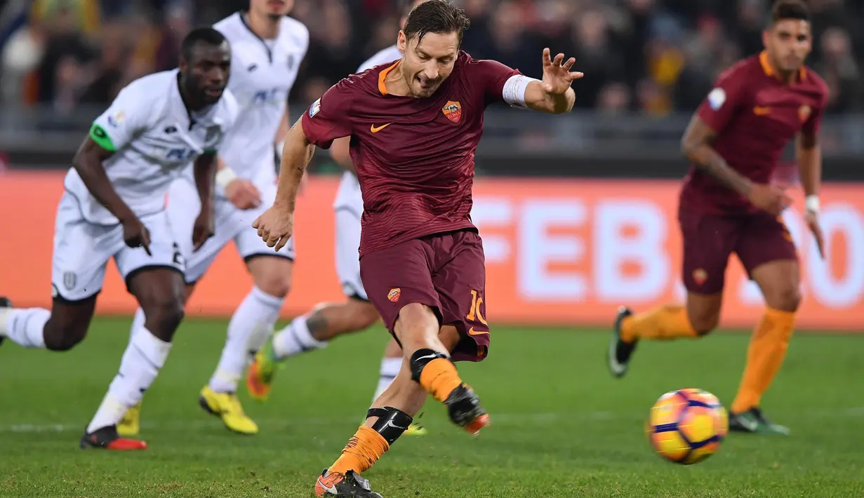 Francesco Totti melakukan tendangan penalti ke gawang Cesena sekaligus mengubah skor menjadi 2-1 untuk kemenangan AS Roma pada perempat final Coppa Italia di Olimpico stadium, Rome,  (1/02/2017).  (EPA/Ettore Ferrari)