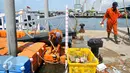 Petugas kebersihan UPK Pesisir dan Pantai membersihkan sampah di Dermaga Kali Adem, Jakarta, Kamis (14/4/2016). Kurangnya pemahaman warga tentang kebersihan lingkungan membuat Dermaga Kali Adem kerap dipenuhi sampah. (Liputan6.com/Yoppy Renato)
