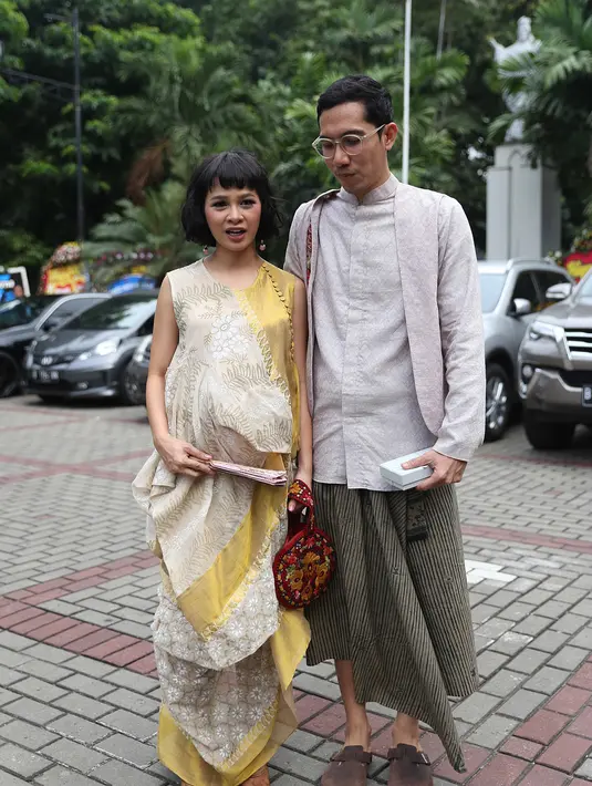Andien dan suami, Irfan Wahyudi alias Ippe hadir dalam pemberkataan Sandra Dewi dan Harvey Moeis. Penampilan Andien yang tengah mengandung terlihat unik. Begitu juga penampilan suaminya. (Nurwahyunan/Bintang.com)
