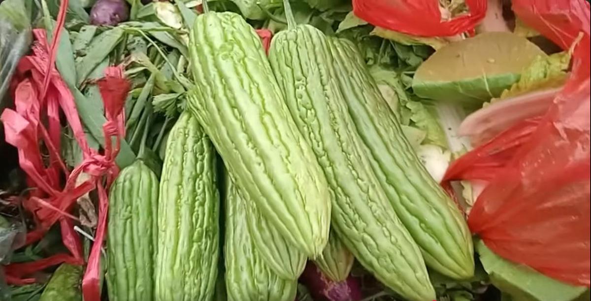 Harga Bahan Pokok Terus Meroket, Wanita Ini Rela Mulung Sayur di Pasar