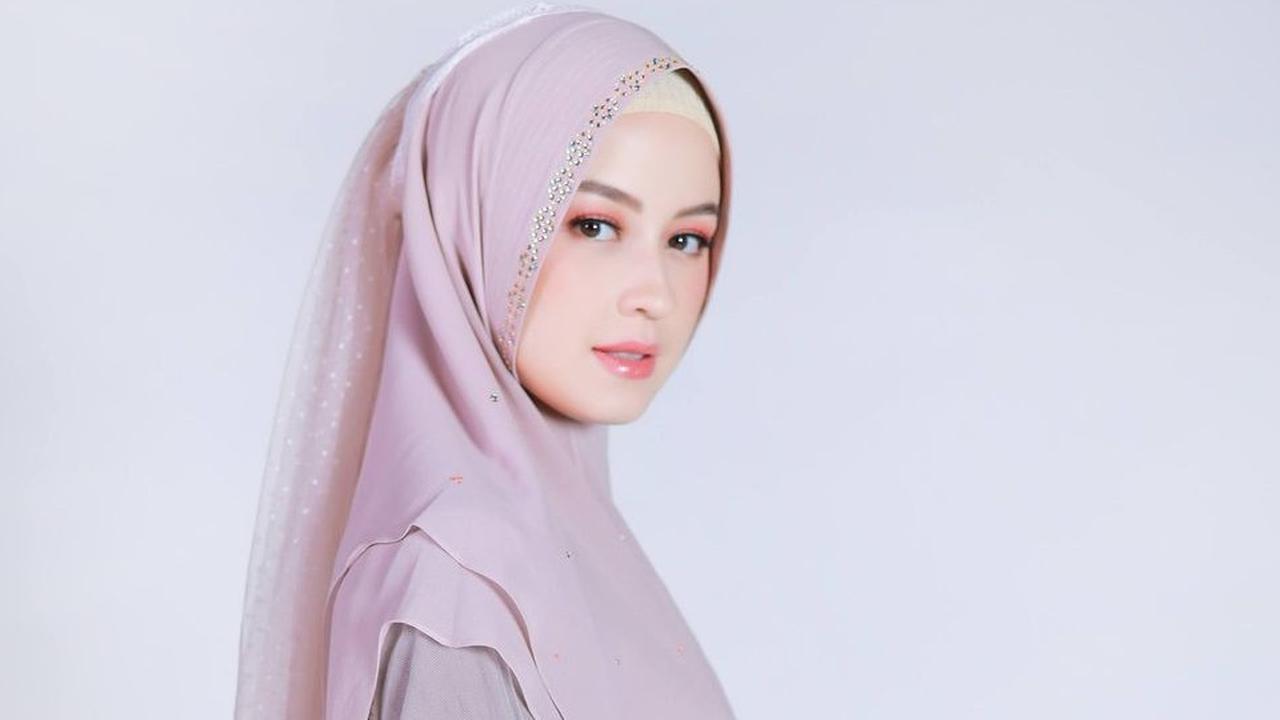 Cantik Pakai Gamis dan Hijab Syar'i, 7 Potret Kimberly Ryder Jadi Model Busana Muslim