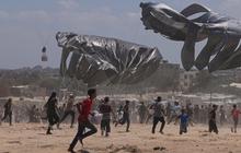FOTO: Perjuangan Warga Gaza Berebut Bantuan dari Langit