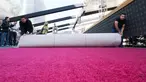 Sejumlah petugas memasang karpet merah Academy Awards ke-90 di Dolby Theatre, California, Rabu (28/2). Ajang Oscar 2018 digelar pada 4 Maret, di mana para bintang Hollywood berkumpul untuk menghadiri acara tahunan yang bergengsi. (AFP PHOTO/VALERIE MACON)