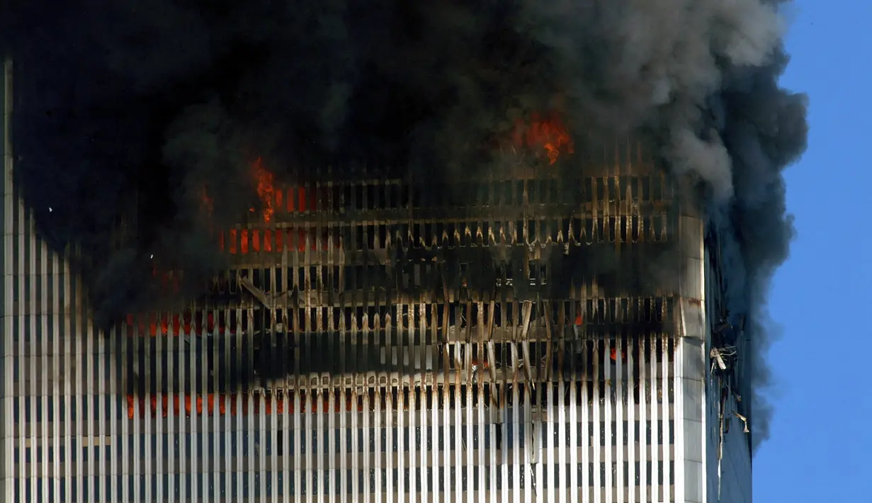 Foto file asap dan api mengepul dari menara kembar World Trade Center sebelum runtuh di Manhattan, New York pada 11 September 2001. (AFP/Henny Ray Abrams)