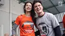 Pasangan Baim Wong dan Paula Verhoeven tersenyum saat mengenakan kaus dukungan untuk aktor Tio Pakusadewo di Pengadilan Negeri Jakarta Selatan, Jalan Ampera Raya, Jakarta, Kamis (28/6). (Liputan6.com/Faizal Fanani)