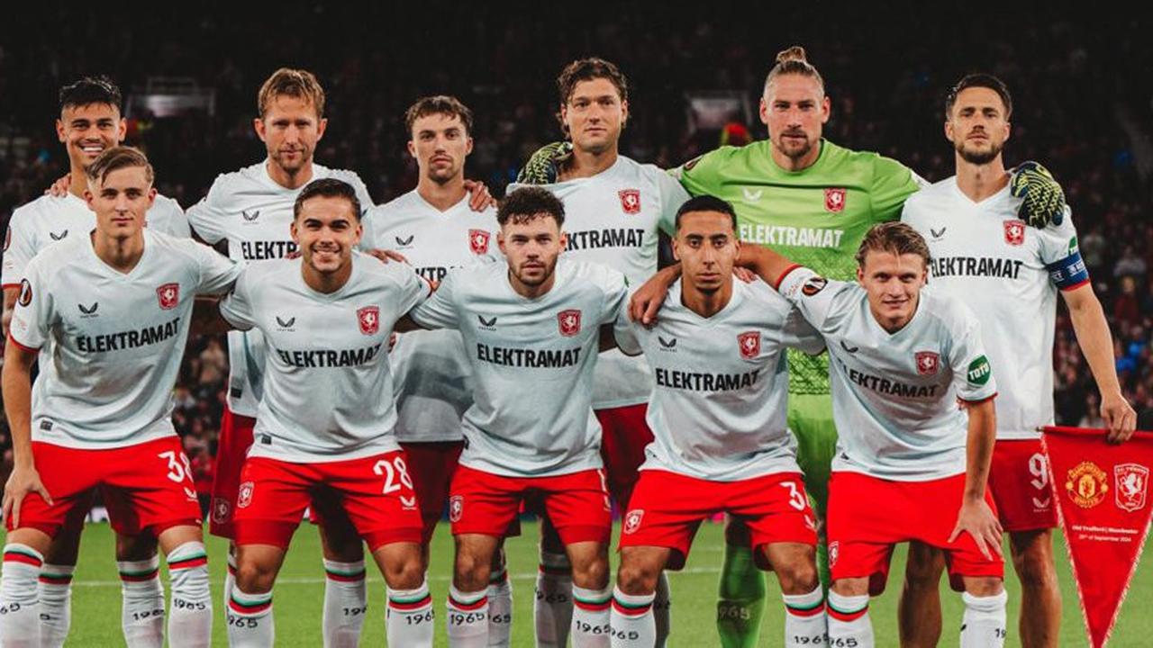 Komentar dari Media Belanda Puji Penampilan Mees Hilgers saat Duel Twente vs MU, Jalankan Tugas dengan Baik Kawal Joshua Zirkzee