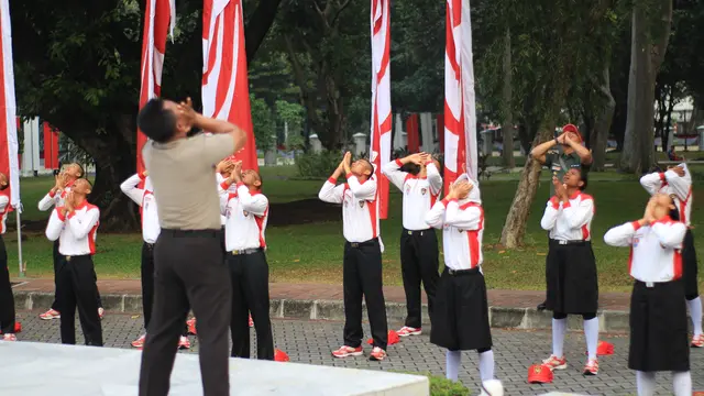Calon Paskibraka 2018 melakukan senam pemanasan sebelum latihan untuk pertama kalinya di lapangan Istana Merdeka (Foto: M. Fajri Erdyansyah)