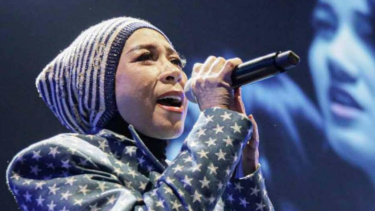 Dalam lagu tersebut, Melly Goeslaw menghadirkan mendiang Nike Ardilla dengan bantuan teknologi kecerdasan buatan (AI).