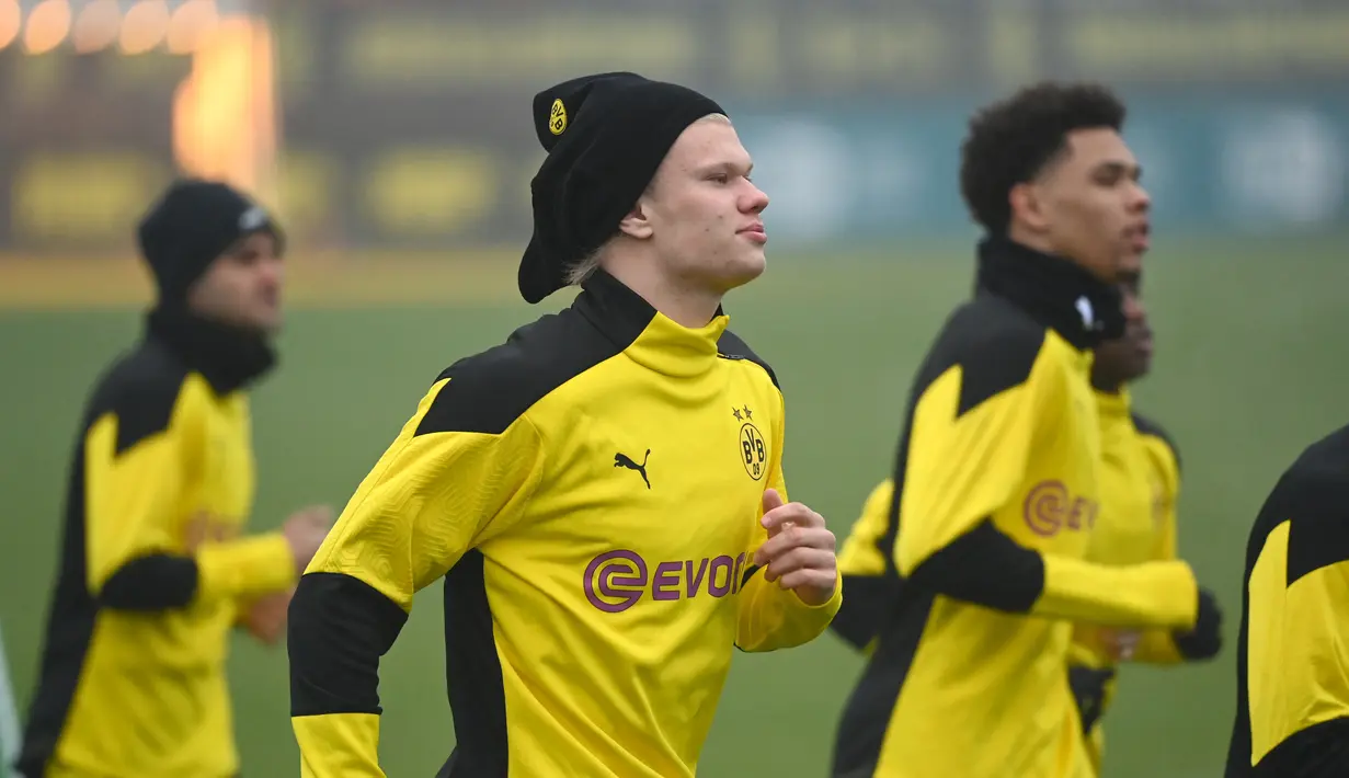 Penyerang Borrusia Dortmund, Erling Braut Haaland (tengah) melakukan pemanasan selama sesi latihan di tempat latihan tim di Dortmund, Jerman barat (9/3/2021). Dortmund akan bertanding melawan Sevilla pada leg kedua babak 16 besar Liga Champions di Signal Iduna Park. (AFP/Ina Fassbender)
