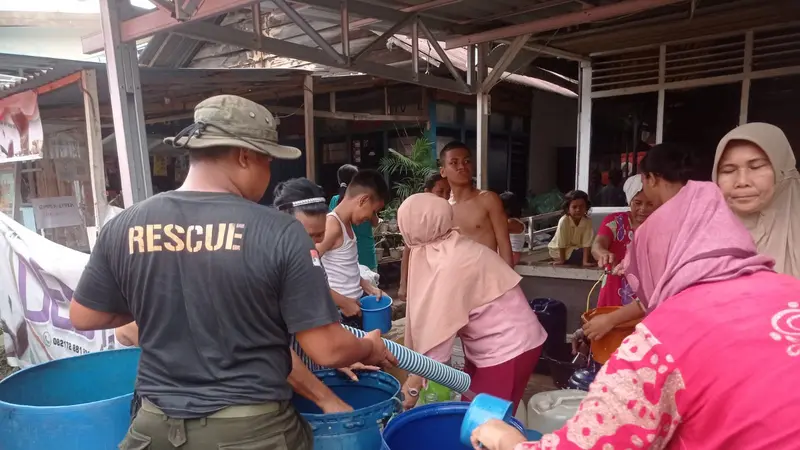 BPBD Kota Padang menyalurkan air bersih kepada masyarakat di Bukit Gado-Gado. (Liputan6.com/ ist)