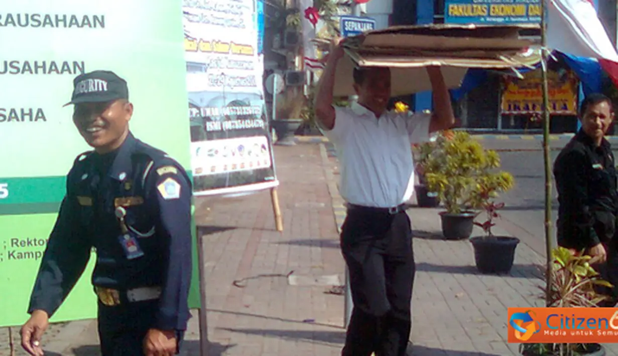 Citizen6, Surabaya: Satpam kampus membongkar pagelaran 45 gambar tentang kemerdekaan yang dipajang di sepanjang jalan pintu masuk kampus B Universitas Airlangga. (Pengirim: Nias Stovit)