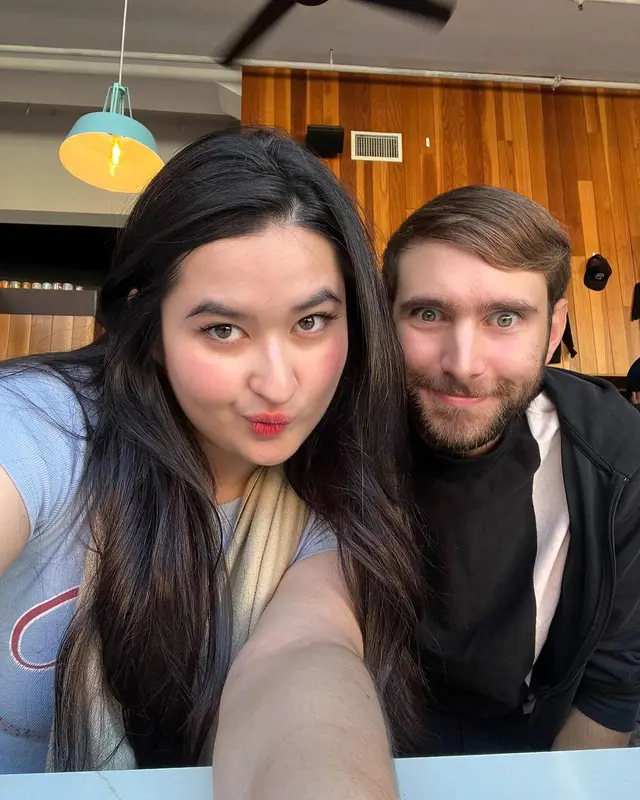 Unggahan terbarunya disebut jadi tanda pernikahan, ini 6 momen mesra Stephanie Poetri dan Asher Novkov