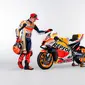 Marc Marquez bersama tunggangan baru untuk MotoGP 2022 (Dok HRC)