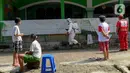 Petugas PMI menyemprotkan cairan disinfektan di Rusun Benhil, Jakarta, Sabtu (4/4/2020). Penyemprotan ini dilakukan untuk pencegahan penyebaran virus COVID-19. (merdeka.com/Imam Buhori)
