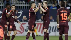 Para pemain Barcelona merayakan gol yang dicetak oleh Luis Suarez ke gawang Malaga pada laga La Liga di Stadion La Rosaleda, Sabtu (10/3/2018). Malaga takluk 0-2 dari Barcelona. (AP/M.Pozo)
