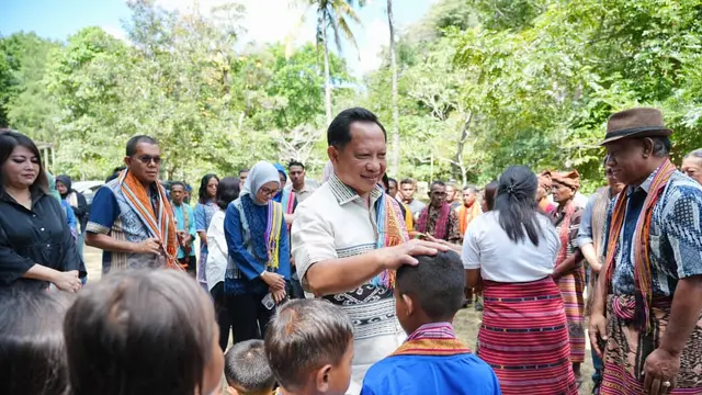 Menteri Dalam Negeri (Mendagri) Muhammad Tito Karnavian mengunjungi Desa Adat Matabesi di Kabupaten Belu, Nusa Tenggara Timur (NTT)