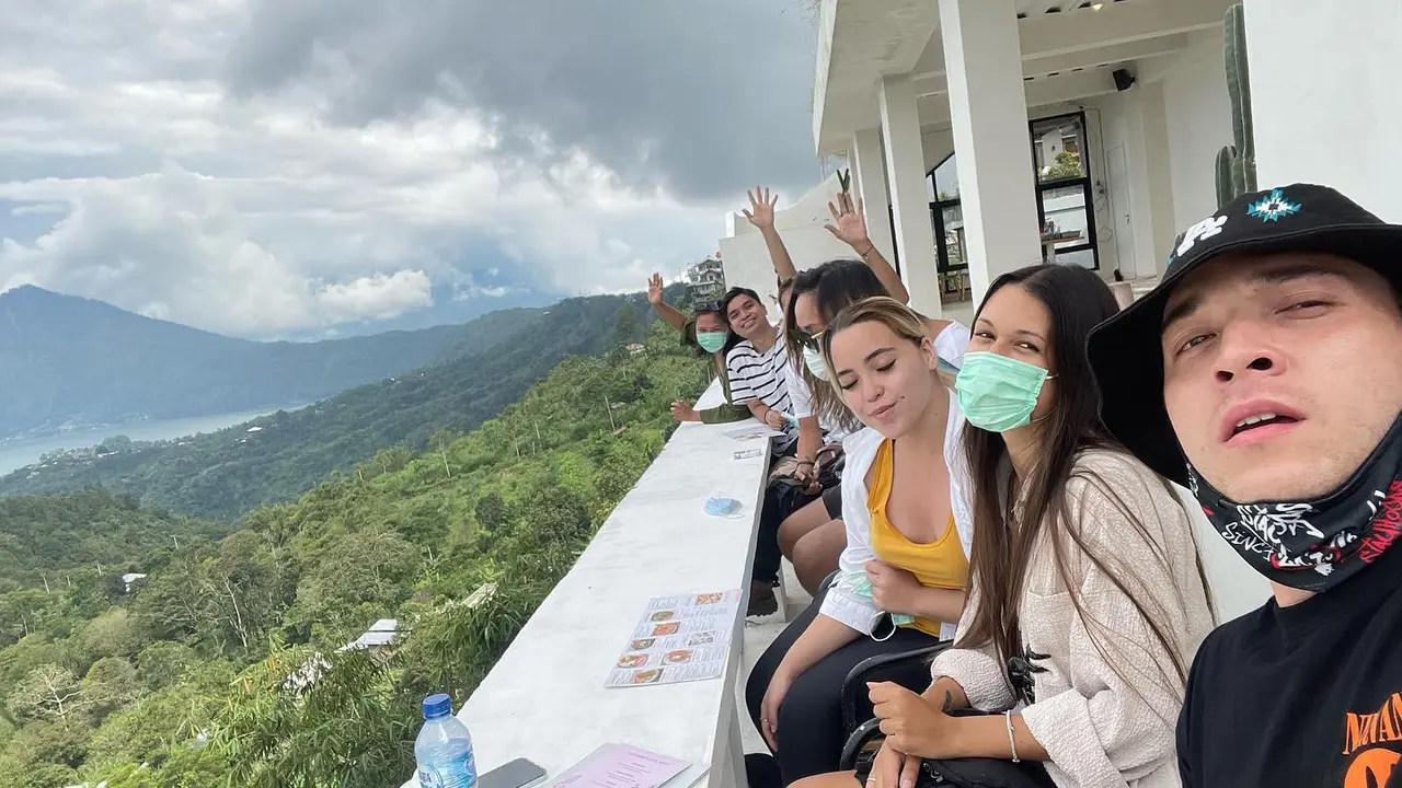 7 Potret Kemesraan Stefan William dan Pacar Bule, Sering Liburan