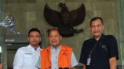 Mantan Rektor Universitas Udayana I Made Bakhta usai diperiksa KPK, Jakarta, Selasa (13/10/2015). Made Bakhta dimintai keterangan terkait kasus pembangunan RS Pendidikan Khusus Infeksi dan Pariwisata Udayana tahun 2009-2011. (Liputan6.com/Helmi Afandi)