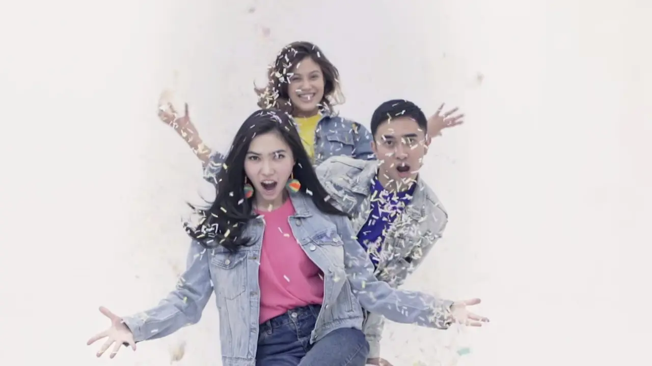 [Bintang] 7 Aksi Seru Isyana Sarasvati di Video Klip Terpesona