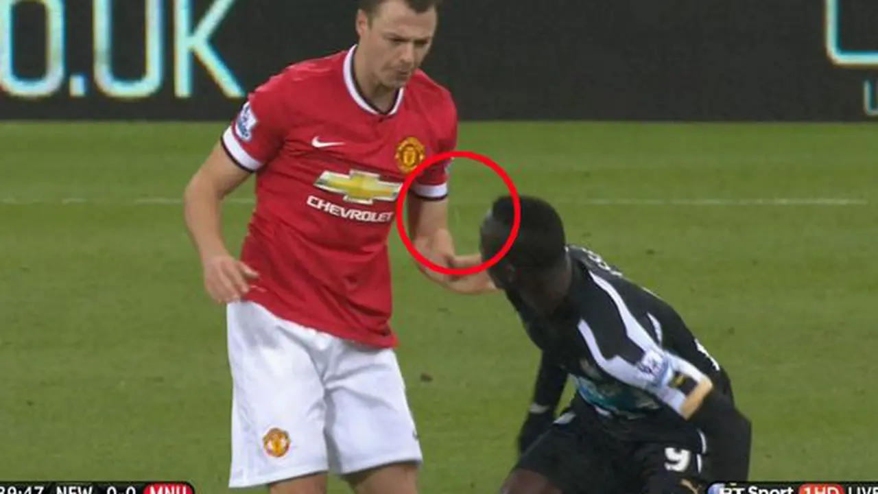 Jonny Evans vs Papiss Cisse
