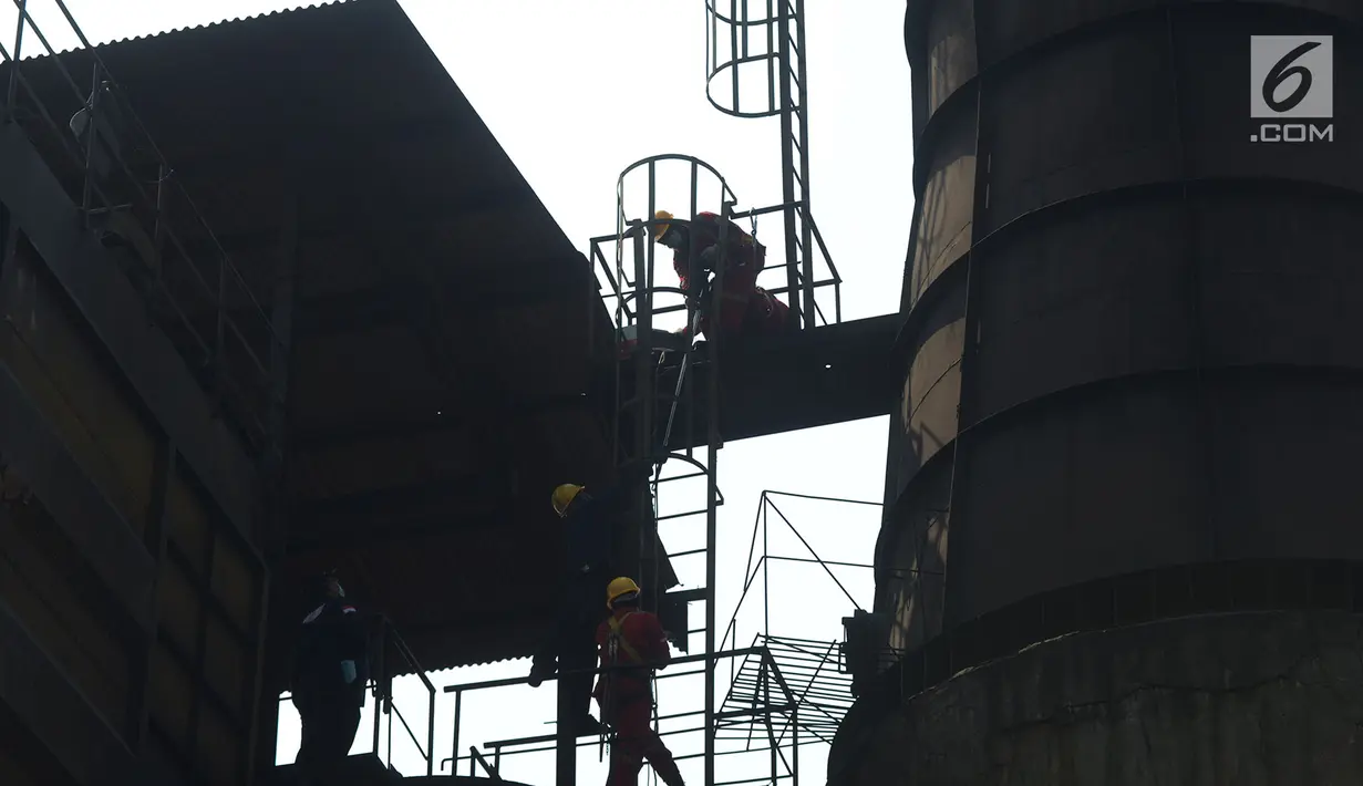 Petugas Laboratorium Dinas Lingkungan Hidup DKI Jakarta memeriksa cerobong asap di pabrik peleburan baja PT Hong Xin Steel, Cakung, Jakarta, Kamis (8/8/2019). DLH DKI Jakarta memberikan sanksi kepada PT Indonesia Acid Industry dan PT Mahkota Indonesia terkait cerobong asap. (merdeka.com/Imam Buhori)